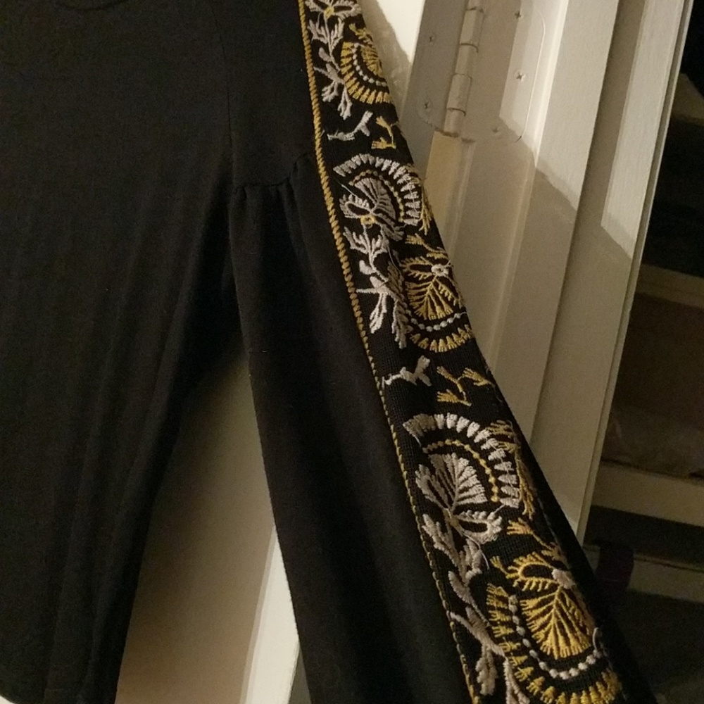 Detailed Top - Picture 2 of 4
